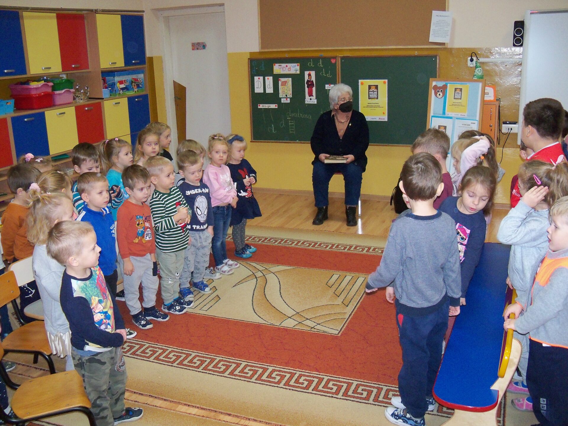 Specjalny gość – Pani Barbara Kowalska – Honorowy Obywatel Gminy Bobowa – czyta przedszkolakom