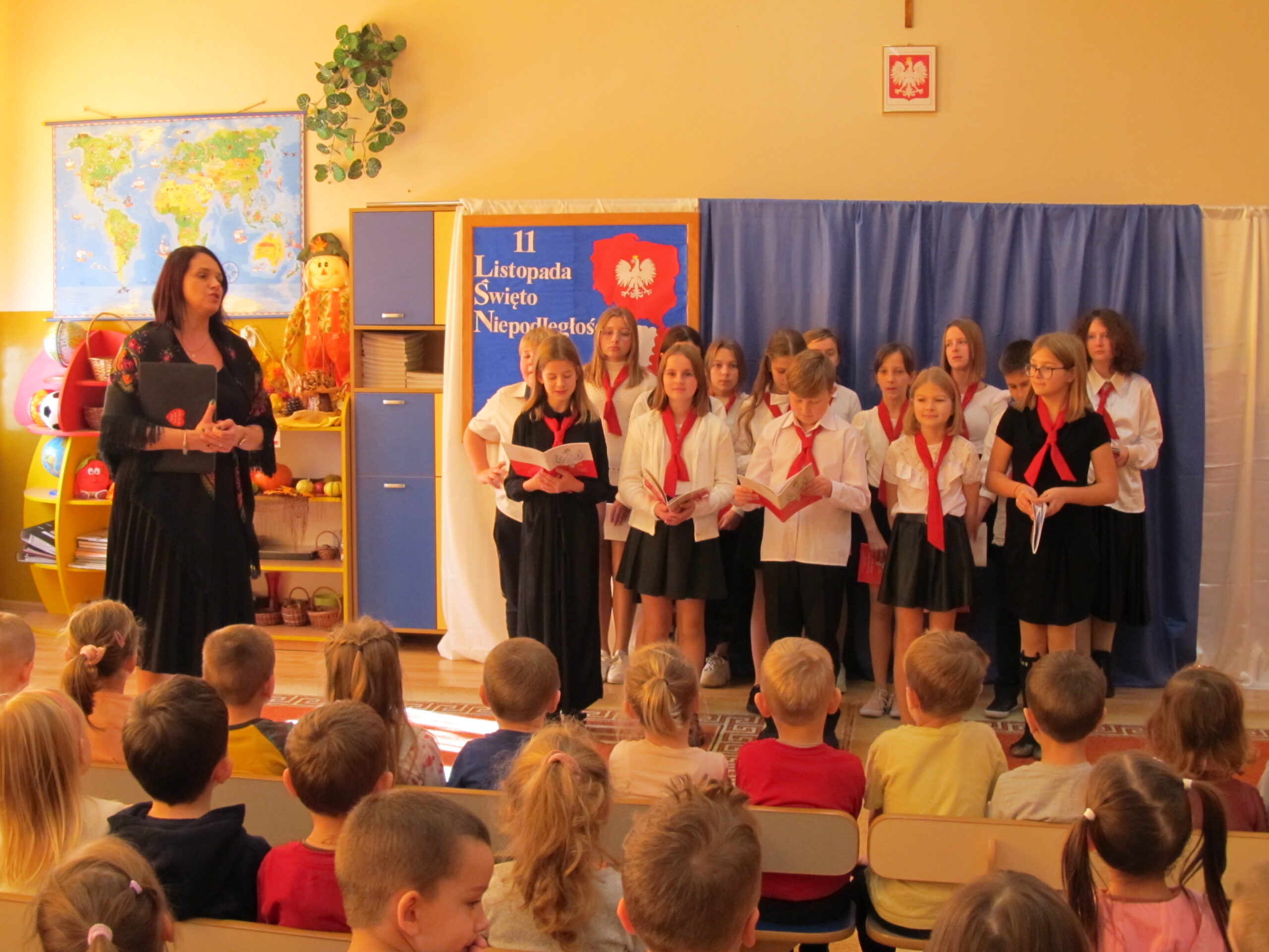 Występ szkolnego chóru w przedszkolu